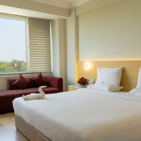 Gemini Continental, Hazratganj Hotel Lucknow Bagian luar foto