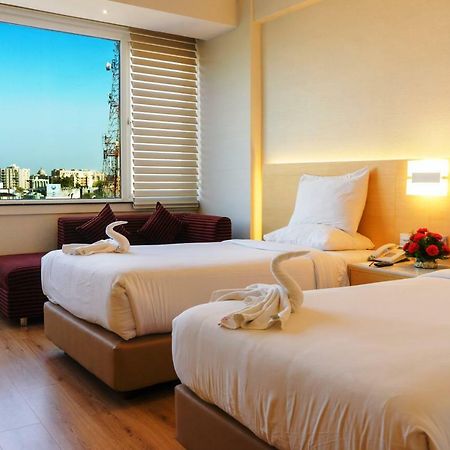 Gemini Continental, Hazratganj Hotel Lucknow Bagian luar foto
