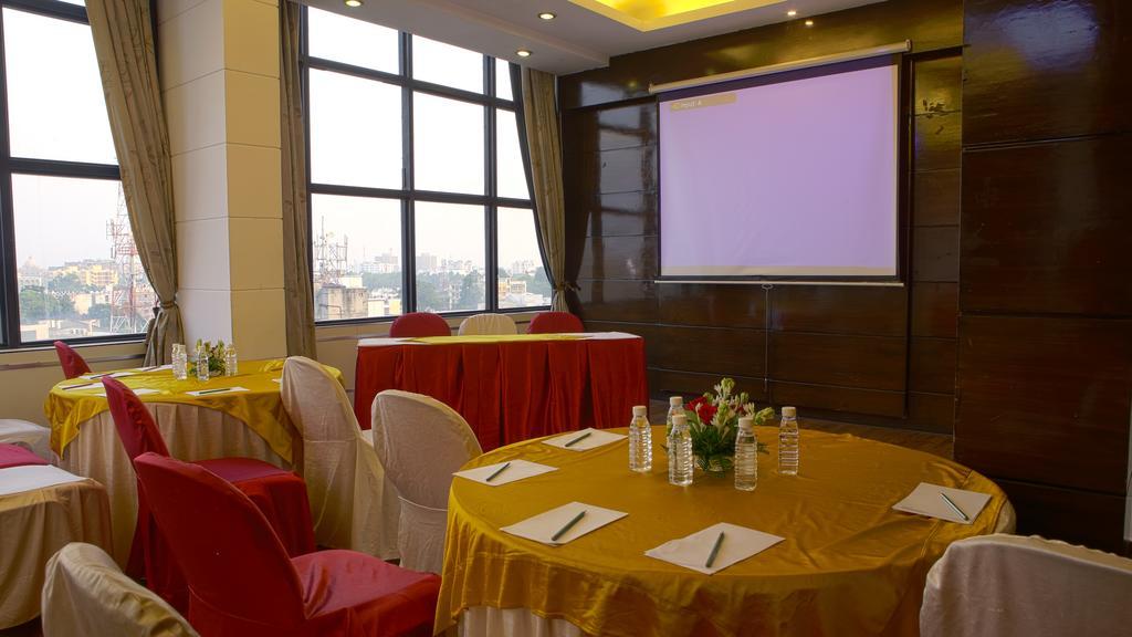 Gemini Continental, Hazratganj Hotel Lucknow Bagian luar foto