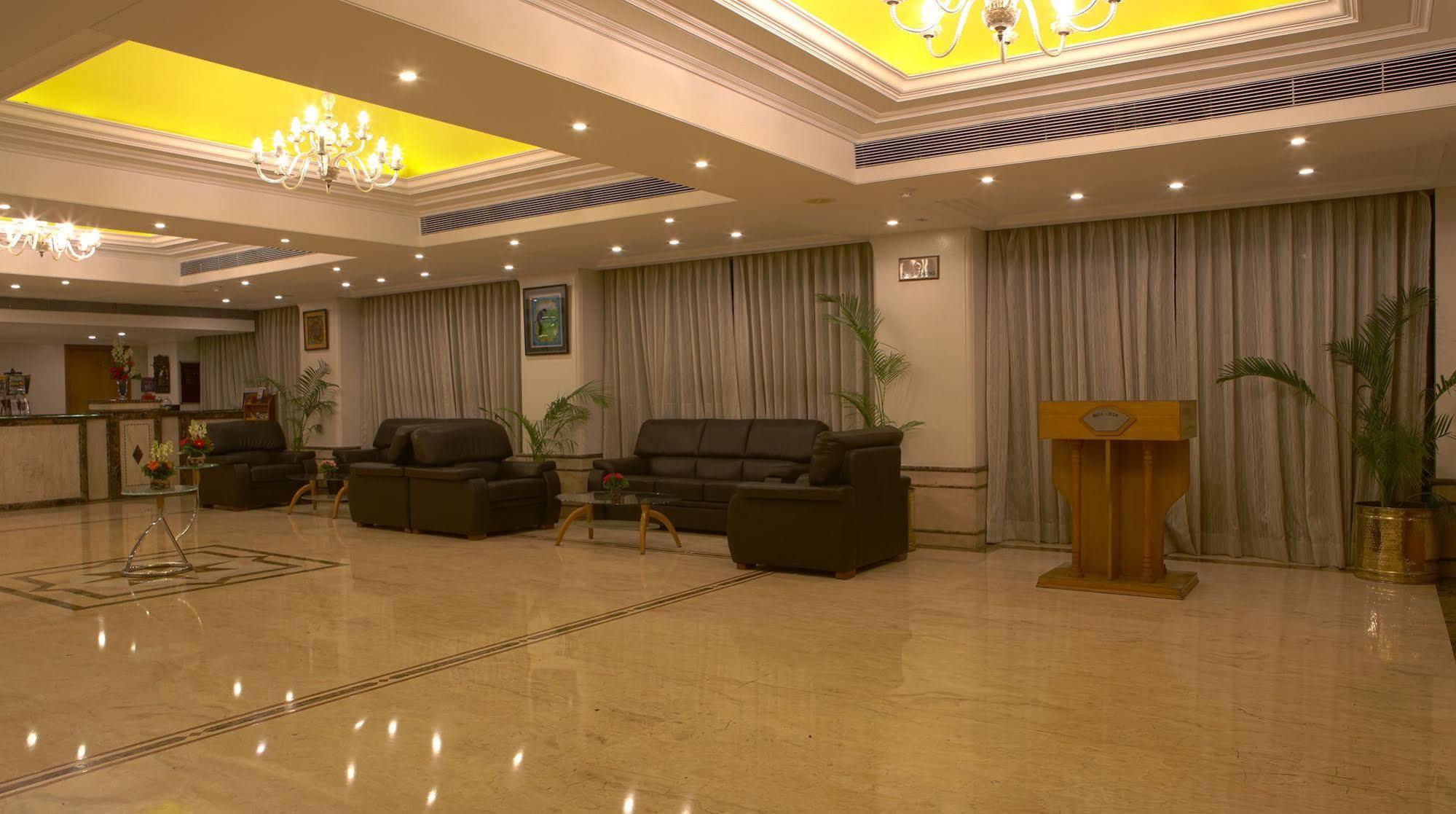 Gemini Continental, Hazratganj Hotel Lucknow Bagian luar foto