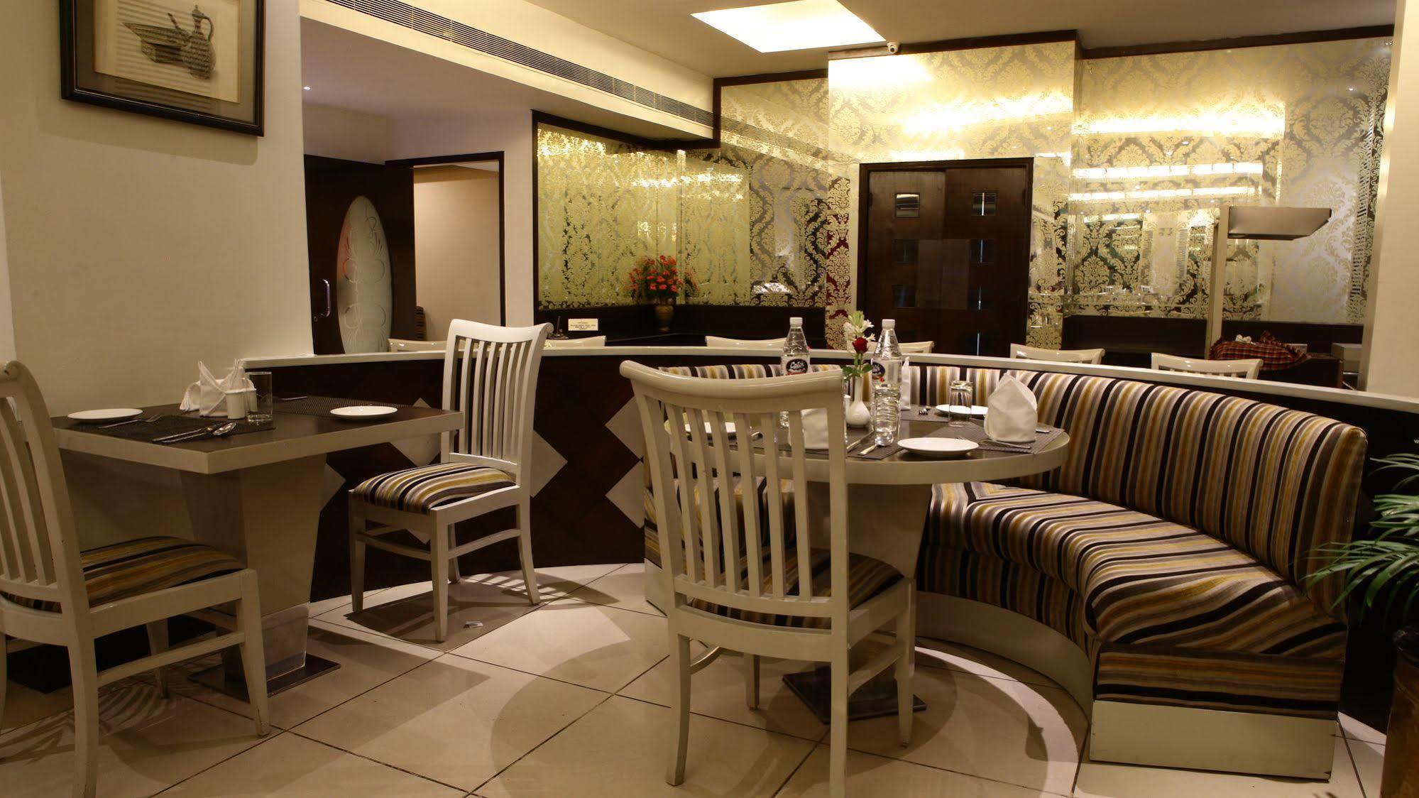 Gemini Continental, Hazratganj Hotel Lucknow Bagian luar foto