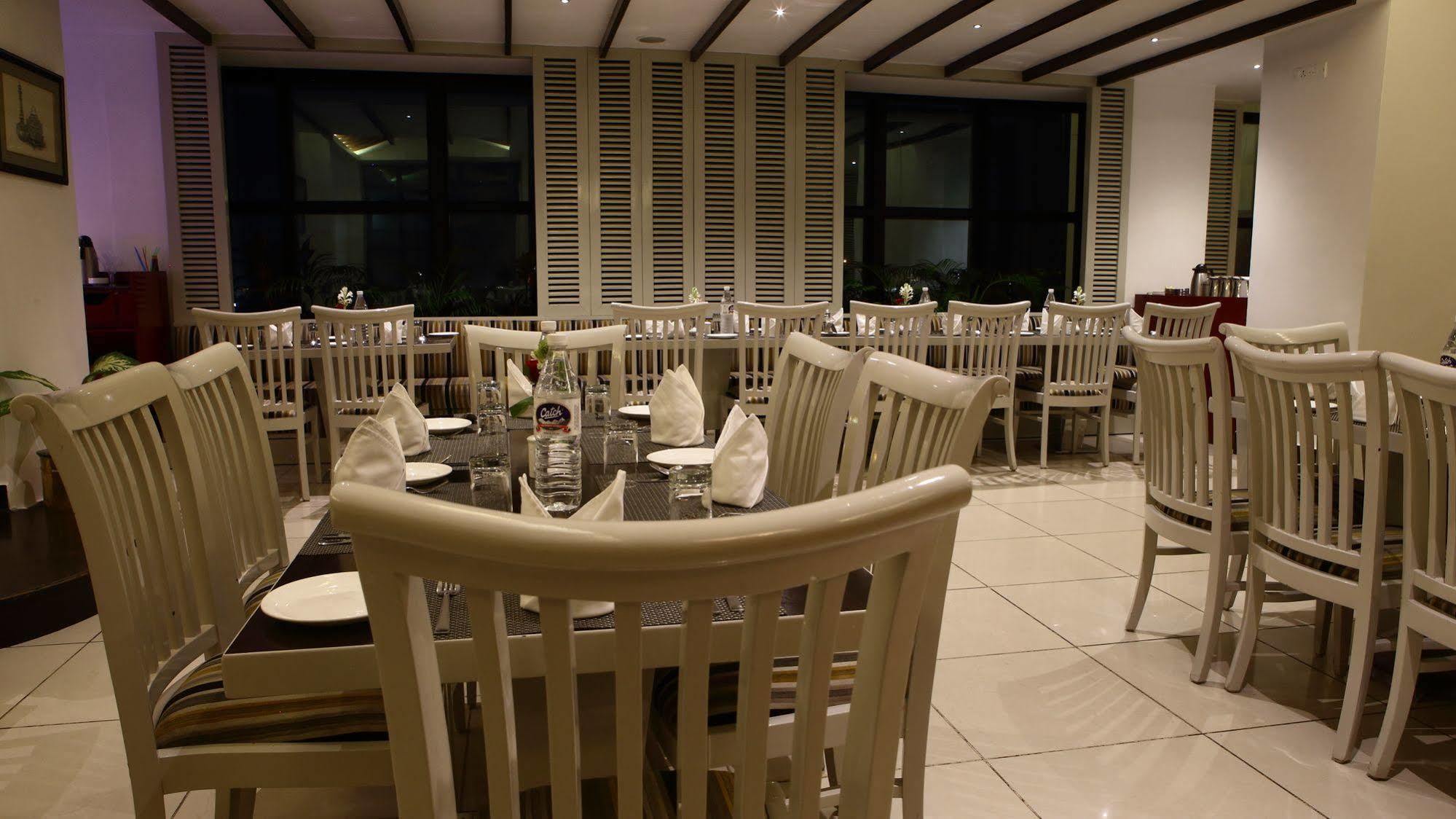 Gemini Continental, Hazratganj Hotel Lucknow Bagian luar foto
