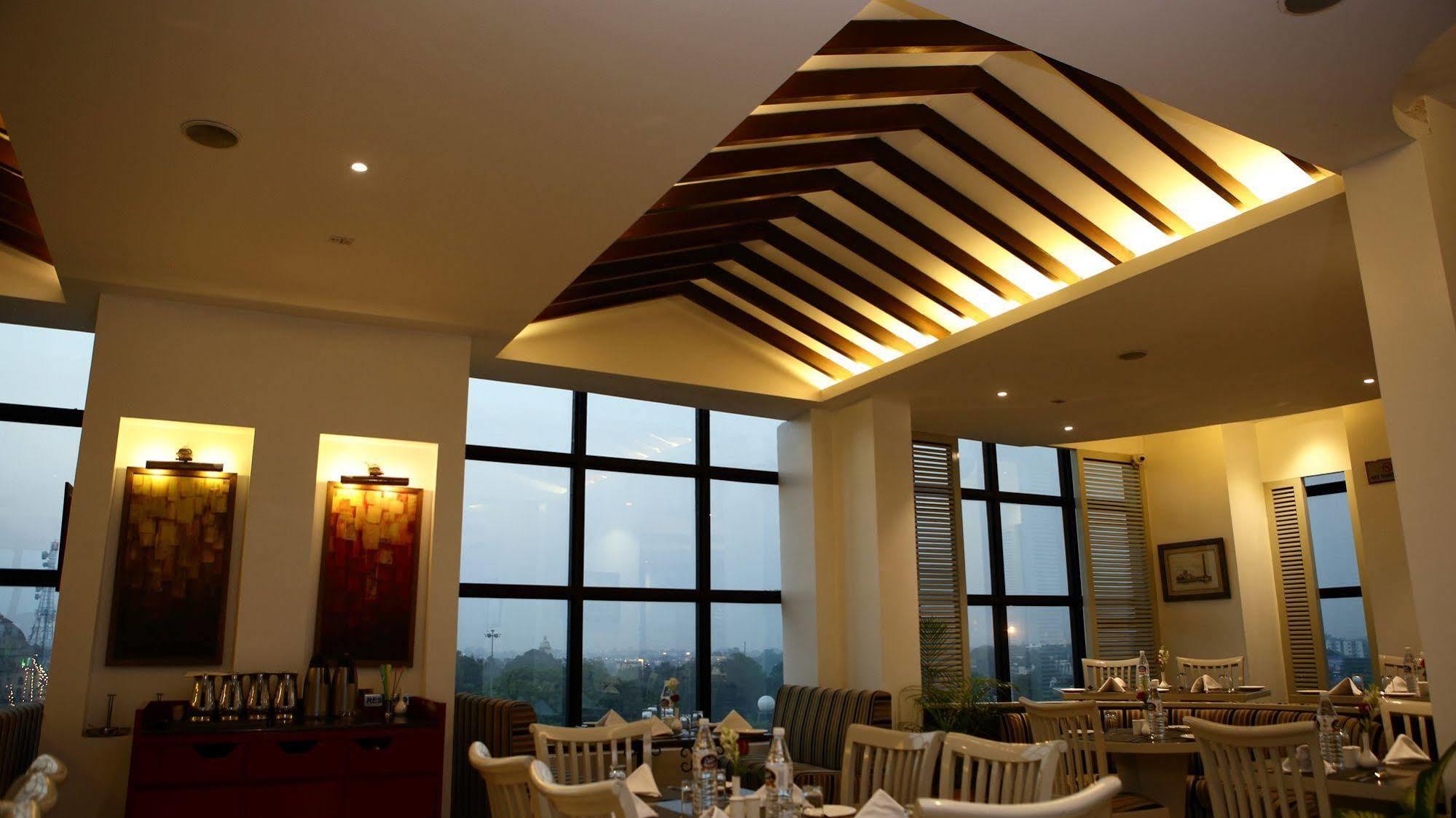 Gemini Continental, Hazratganj Hotel Lucknow Bagian luar foto