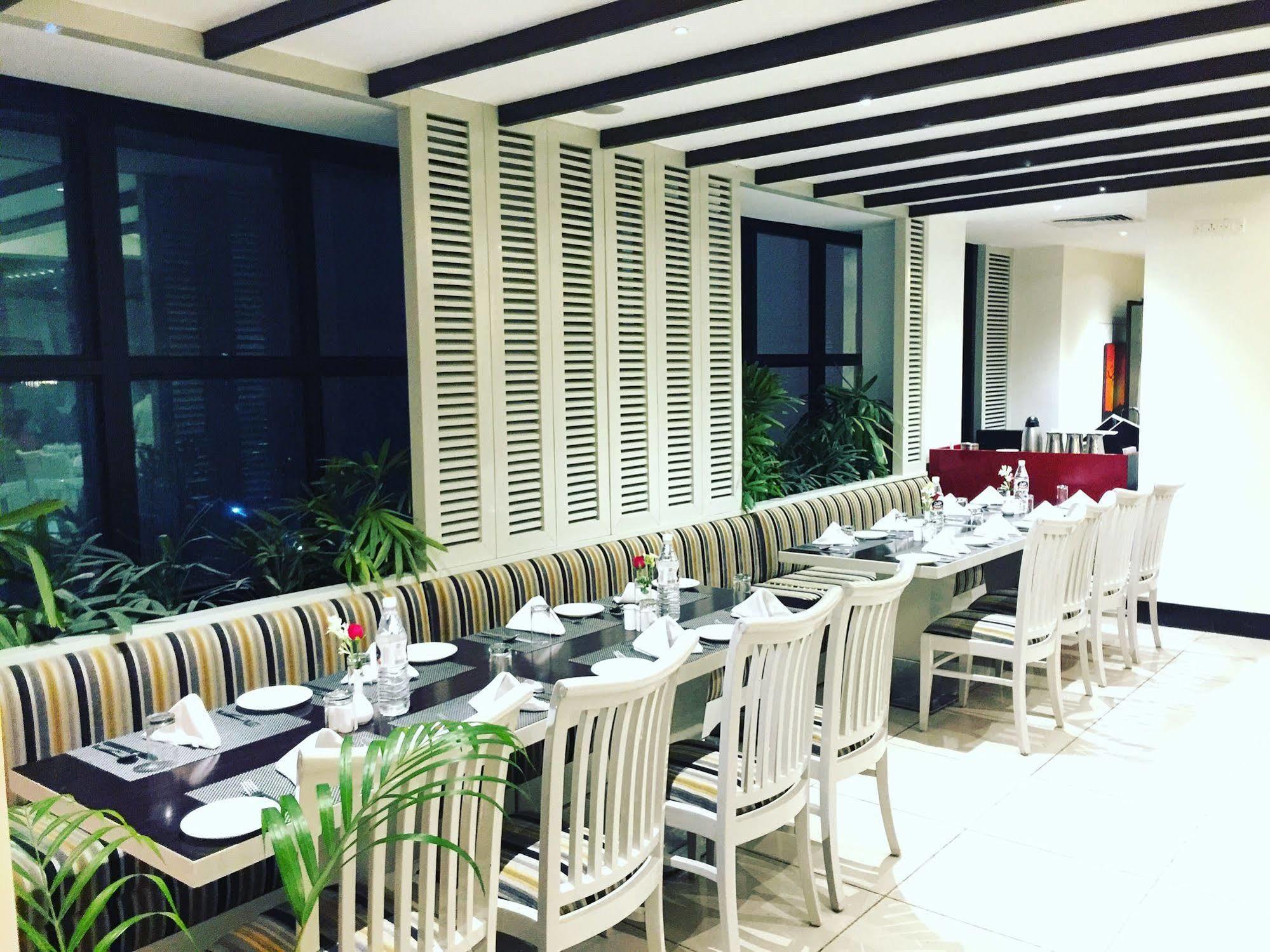 Gemini Continental, Hazratganj Hotel Lucknow Bagian luar foto