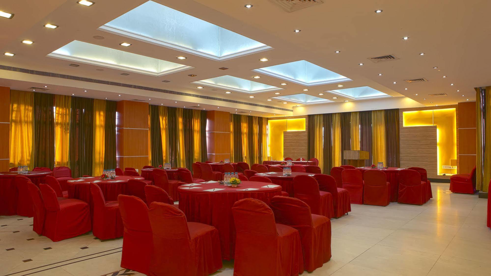 Gemini Continental, Hazratganj Hotel Lucknow Bagian luar foto