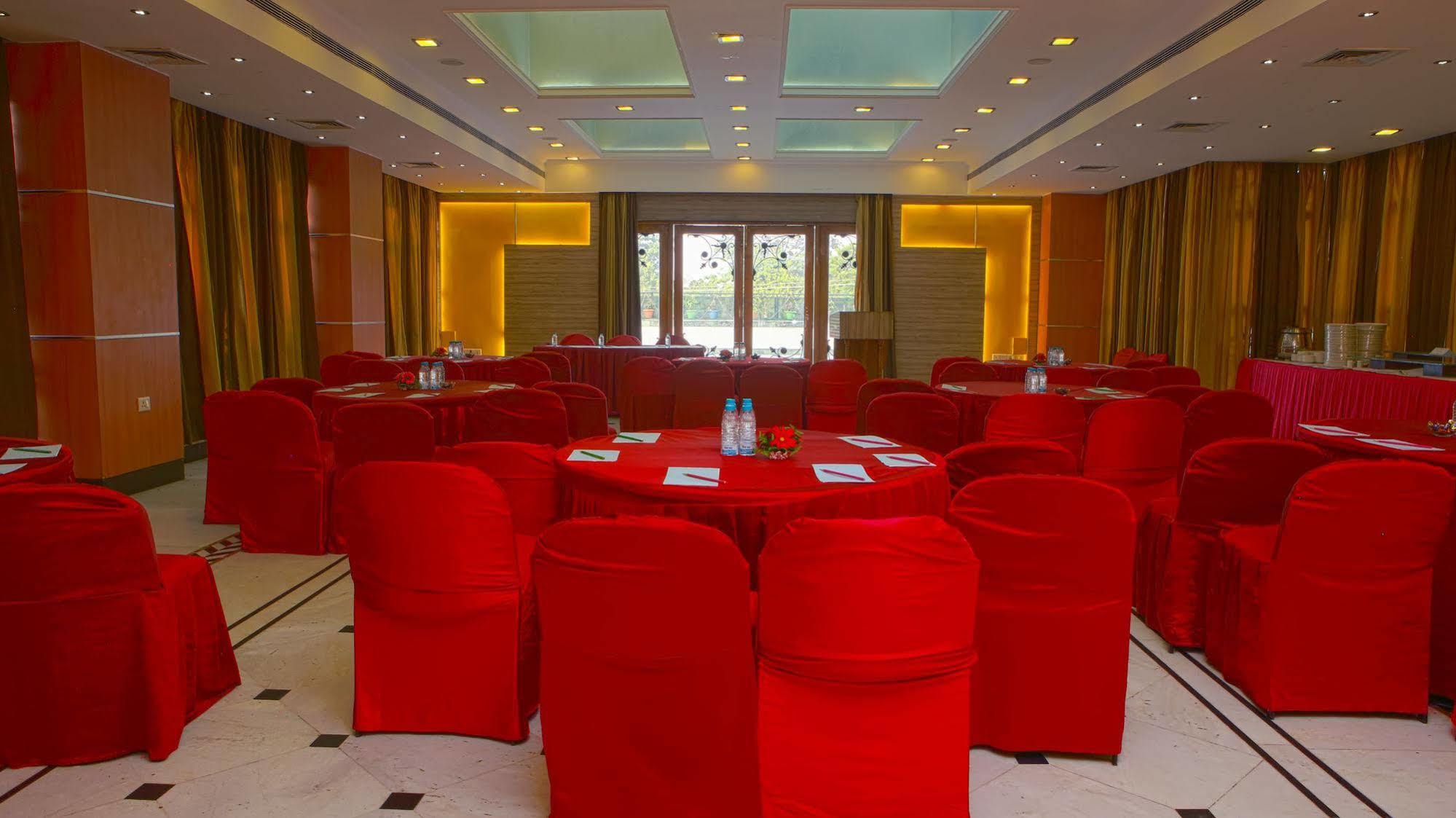 Gemini Continental, Hazratganj Hotel Lucknow Bagian luar foto