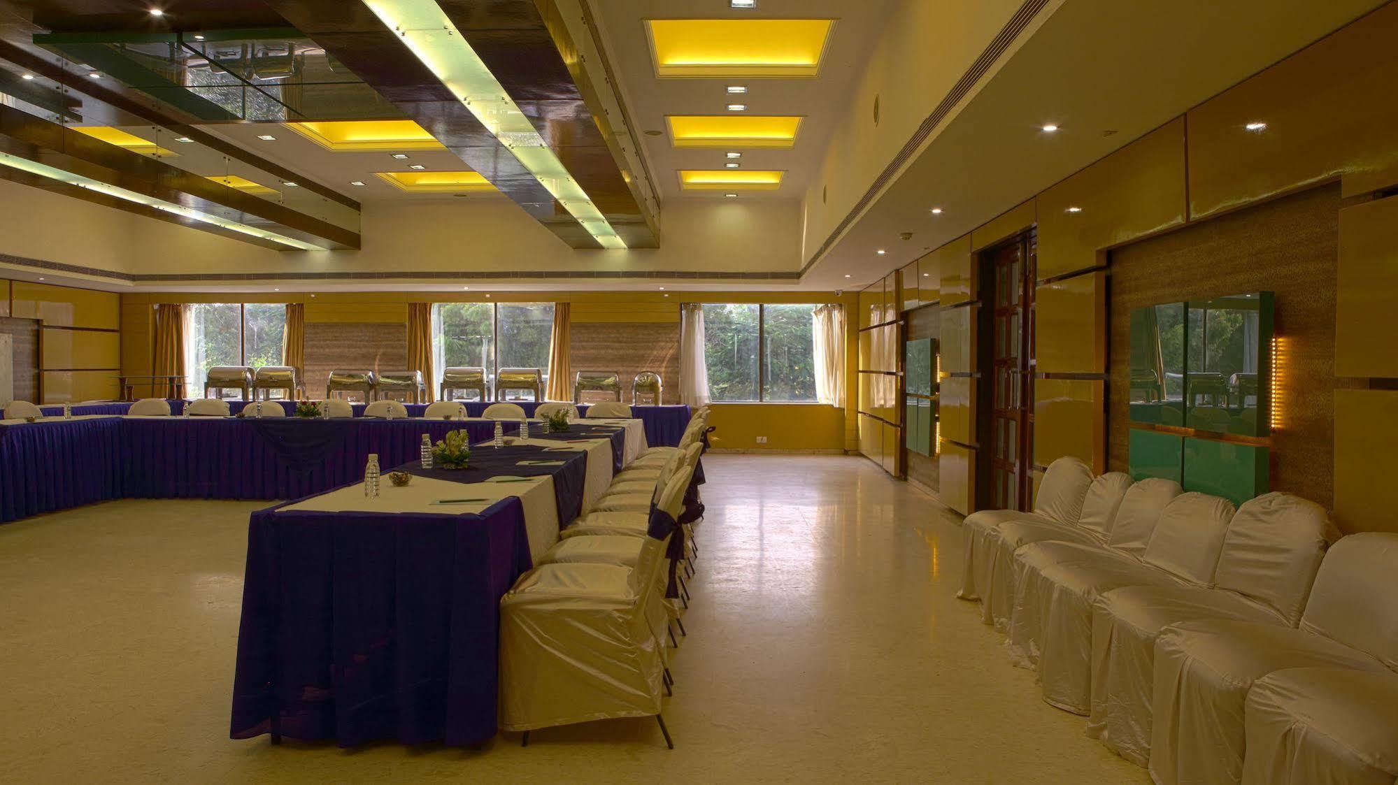 Gemini Continental, Hazratganj Hotel Lucknow Bagian luar foto