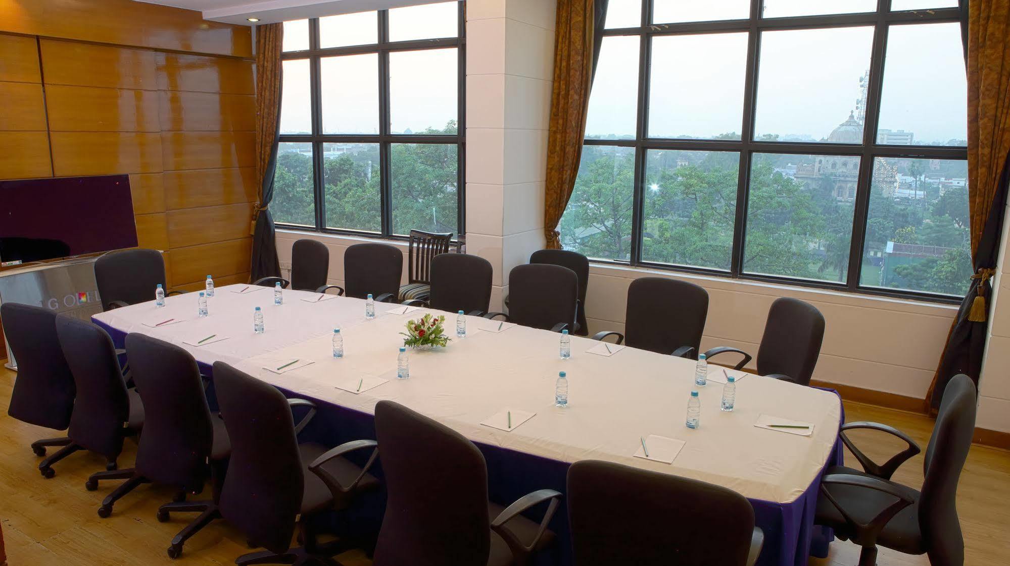 Gemini Continental, Hazratganj Hotel Lucknow Bagian luar foto