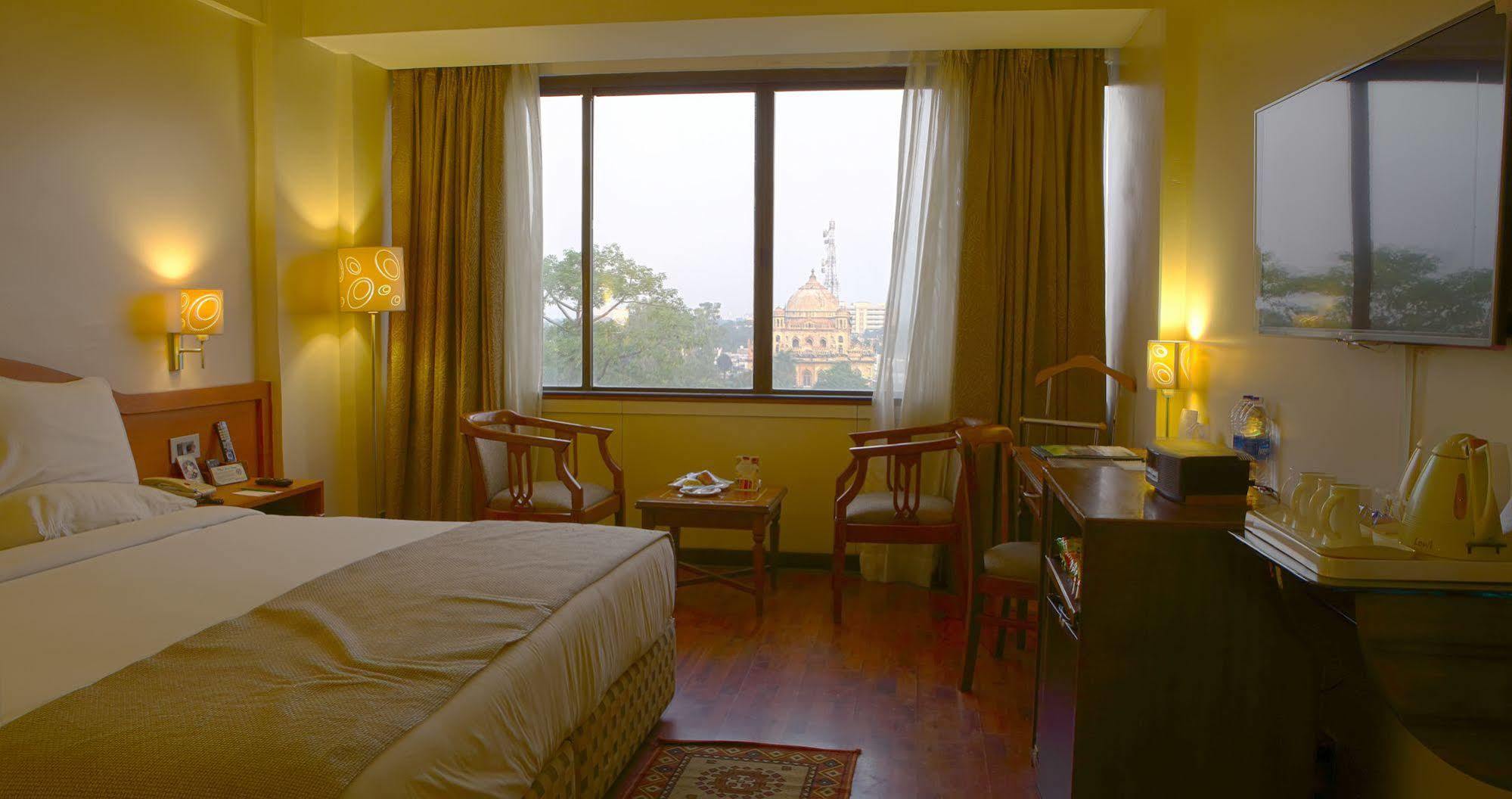 Gemini Continental, Hazratganj Hotel Lucknow Bagian luar foto