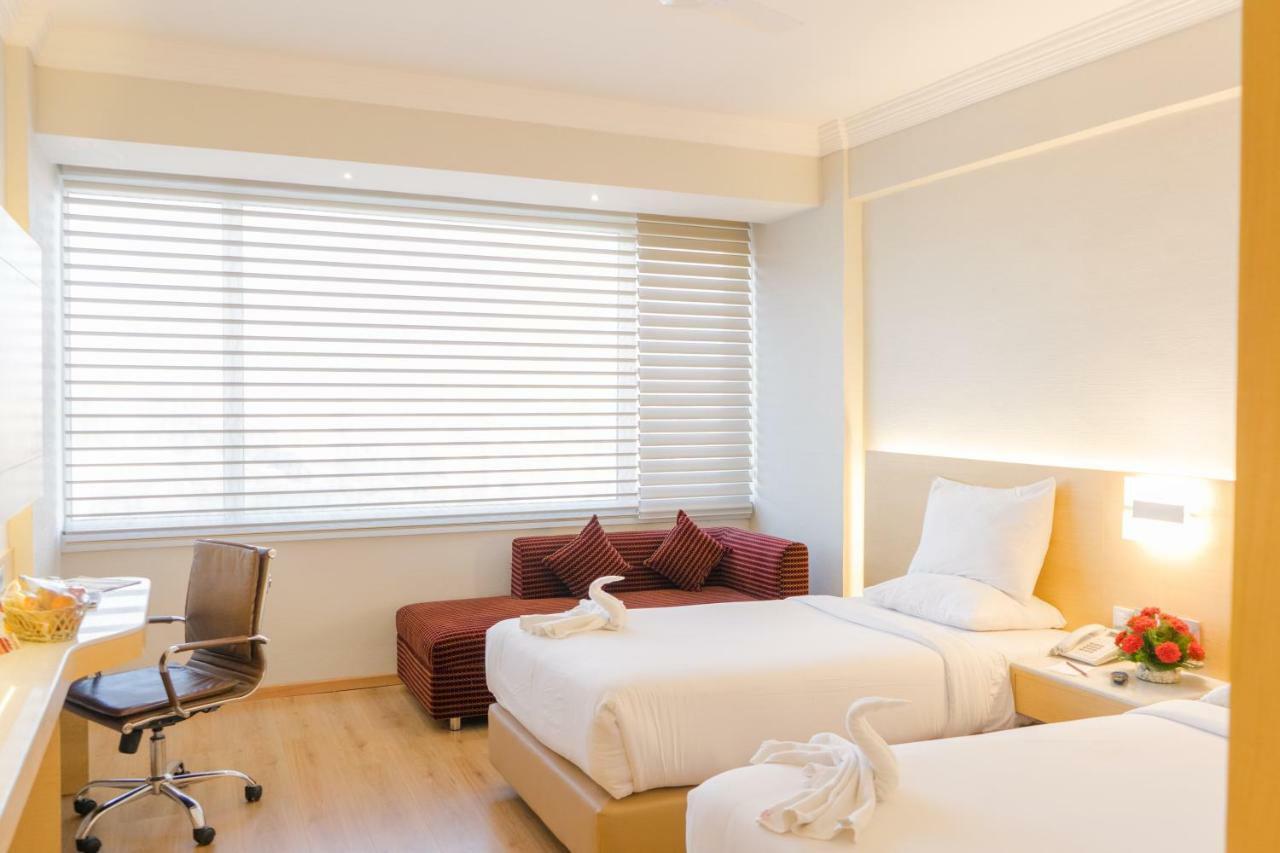 Gemini Continental, Hazratganj Hotel Lucknow Bagian luar foto